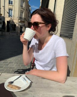 De zomer komt altijd sneller dan je denkt…

En voor je het weet denk je: was ik maar eerder begonnen.

Je wil wel.

Maar het schuift steeds door.
Drukte, werk, kinderen… het leven.

En toch hoeft het niet perfect.
Je hoeft alleen te beginnen! 

Stel je voor dat je over een paar weken al:
– meer energie hebt
– kleding wat minder straks zit
– lekkerder in je vel zit
Zonder dat je hele leven op z’n kop hoeft.

Ik help dagelijks vrouwen die dachten
“waar haal ik de tijd vandaan?”
En die nu merken: het kan wél.

Voel je dat dit jouw moment is?
Stuur me “START” in een DM 💛

#beginnen #lekkerinjevel #eerstestap #doel #investereninjezelf